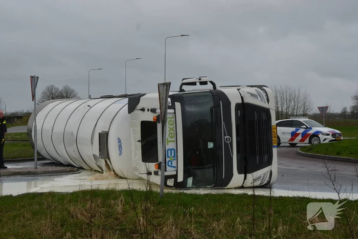 Vrachtwagen met melk kantelt