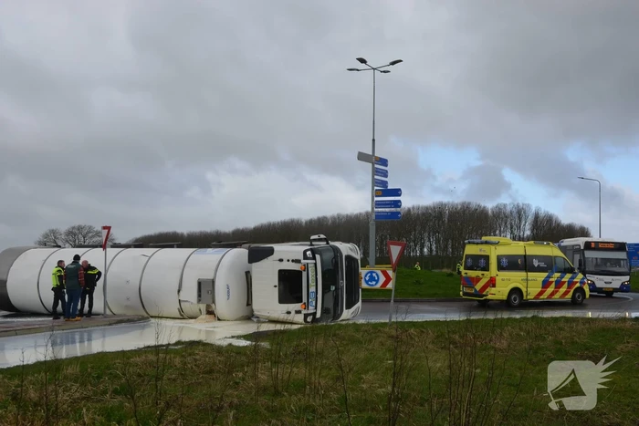 Vrachtwagen met melk kantelt