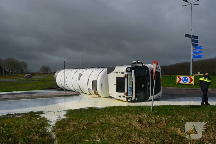Vrachtwagen met melk kantelt