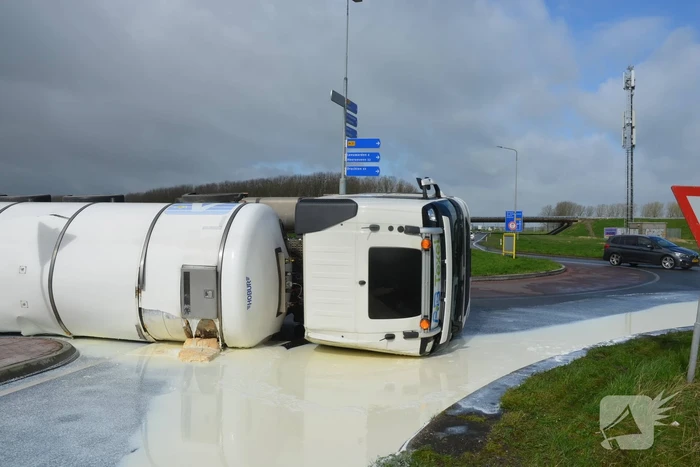 Vrachtwagen met melk kantelt