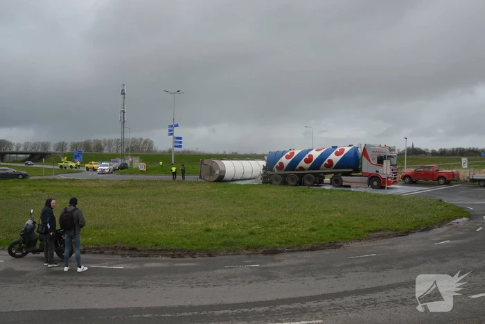 Vrachtwagen met melk kantelt