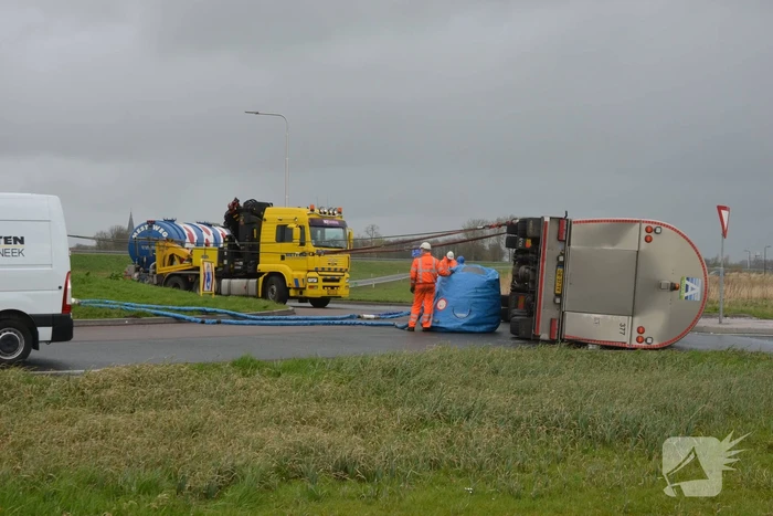Vrachtwagen met melk kantelt