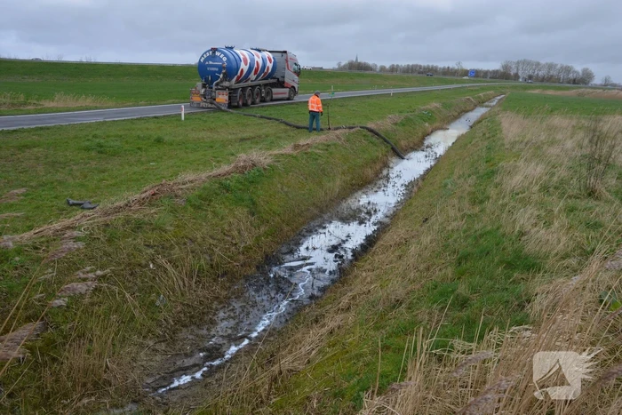 Vrachtwagen met melk kantelt