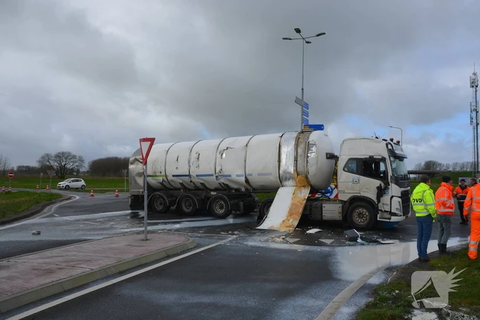 Vrachtwagen met melk kantelt