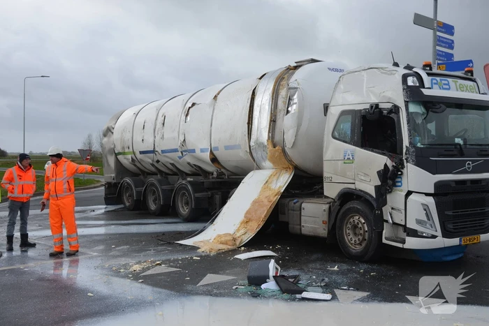 Vrachtwagen met melk kantelt