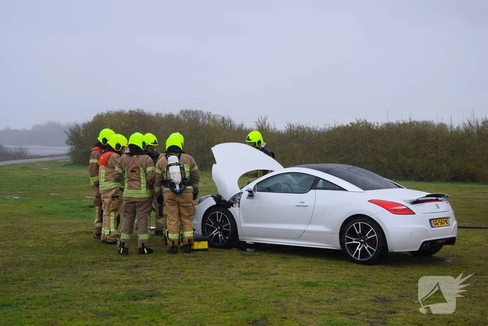 Brand in sportauto onder motorkap