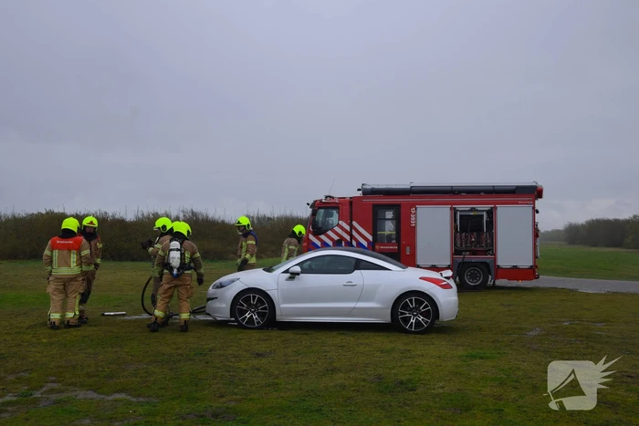 Brand in sportauto onder motorkap