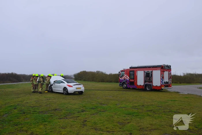 Brand in sportauto onder motorkap