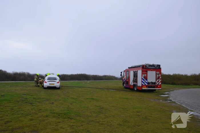 Brand in sportauto onder motorkap