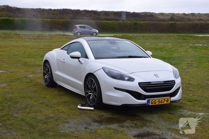 Brand in sportauto onder motorkap