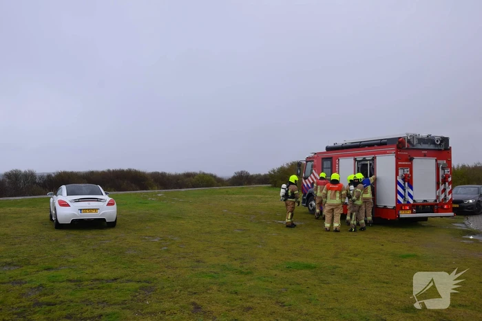 Brand in sportauto onder motorkap
