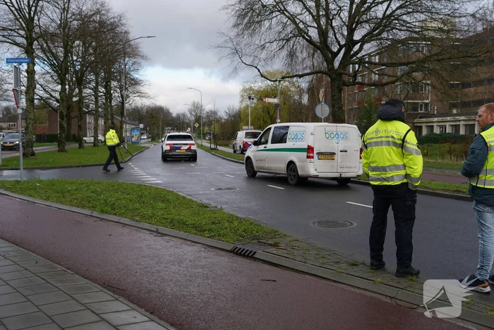 Agente gewond nadat bestelbus op politieauto inrijdt, agenten trekken wapen bij aanhouding