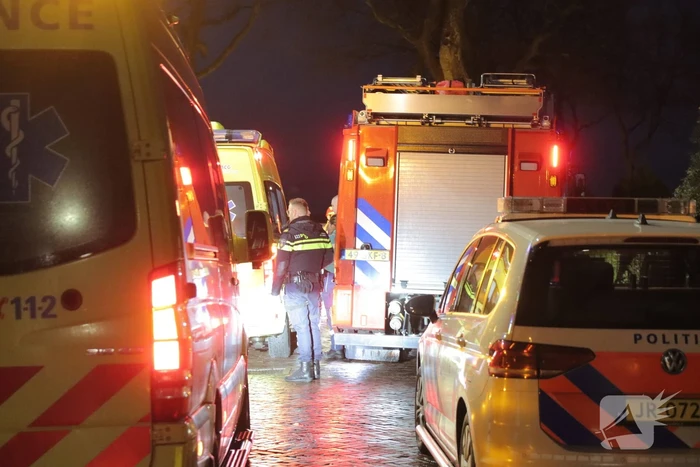 Auto vliegt over de kop bestuurder raakt gewond