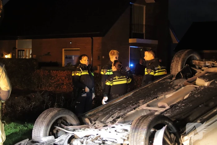 Auto vliegt over de kop bestuurder raakt gewond