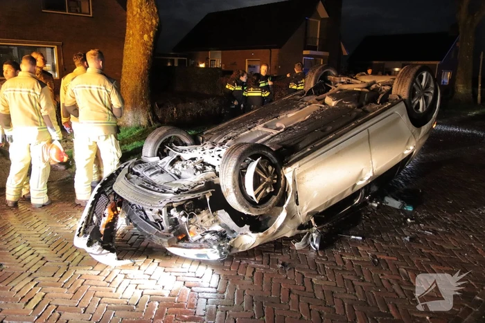 Auto vliegt over de kop bestuurder raakt gewond
