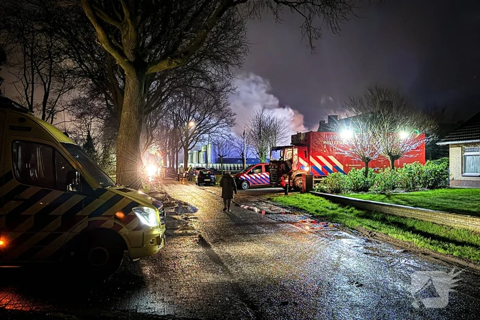 Uitslaande brand in stal, brandweer probeert dieren te redden