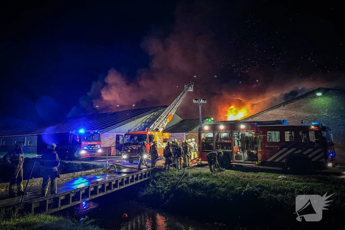 Uitslaande brand in stal, brandweer probeert dieren te redden
