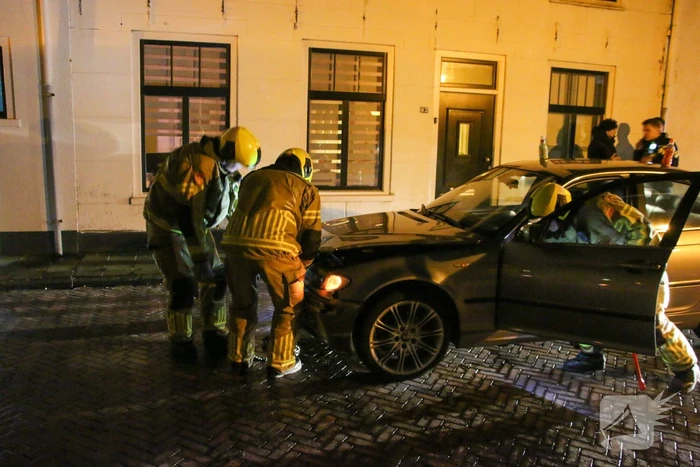 Automobilist ramt gevel van tandartspraktijk