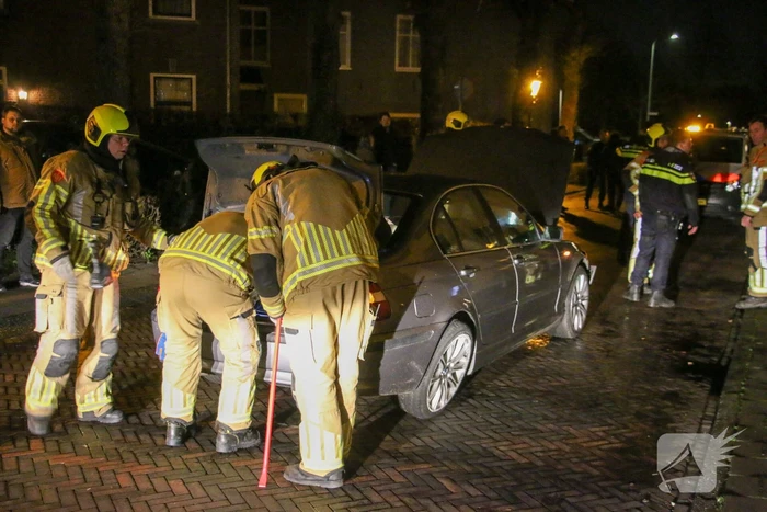 Automobilist ramt gevel van tandartspraktijk