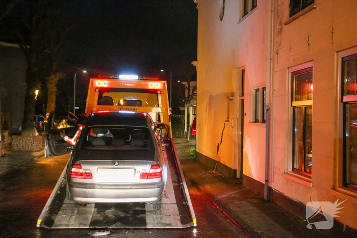 Automobilist ramt gevel van tandartspraktijk