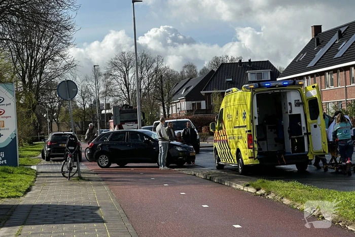 Automobilist en fietsster met elkaar in botsing