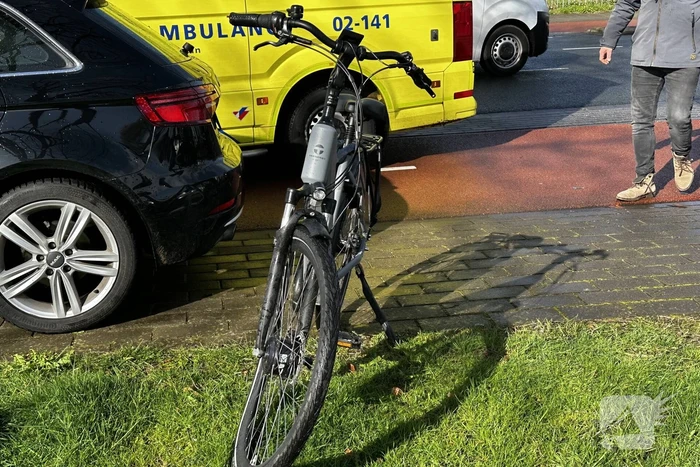 Automobilist en fietsster met elkaar in botsing
