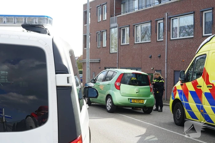 Automobilist ziet scooterrijder over het hoofd op rotonde