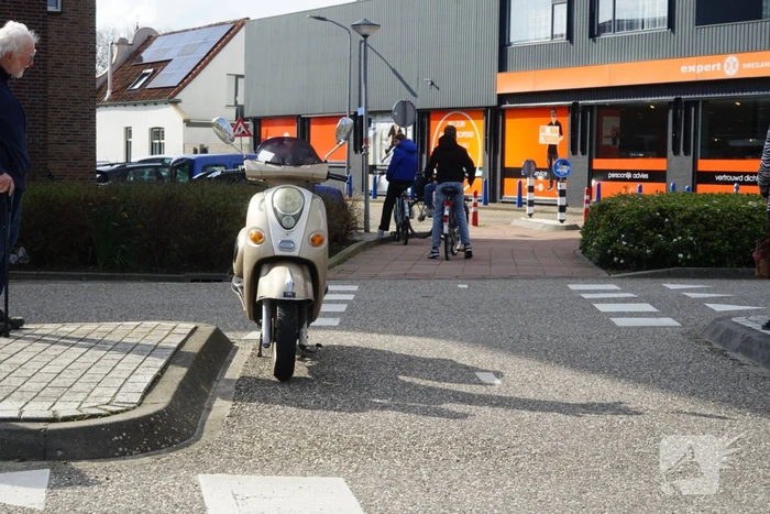 Automobilist ziet scooterrijder over het hoofd op rotonde