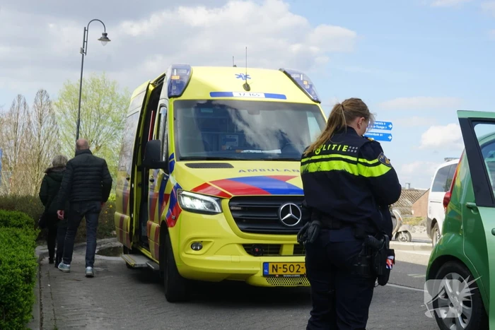 Automobilist ziet scooterrijder over het hoofd op rotonde