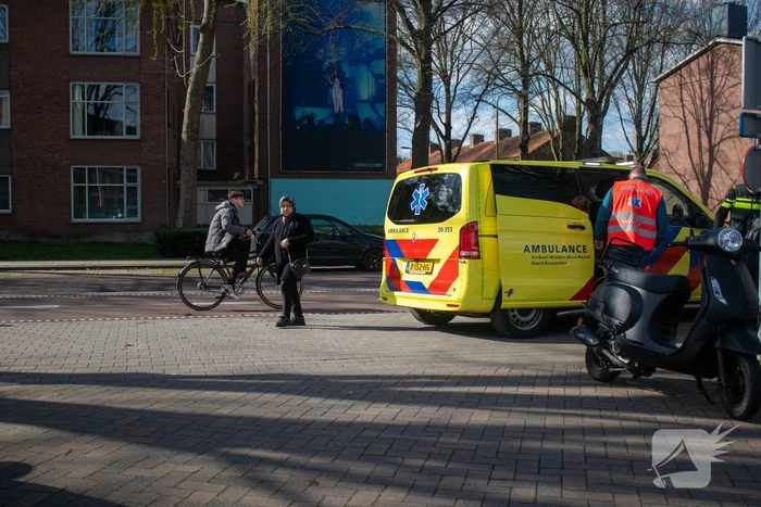 Afslaande automobilist ziet scooterrijder over het hoofd
