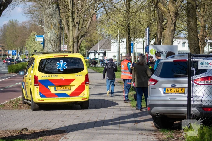 Afslaande automobilist ziet scooterrijder over het hoofd