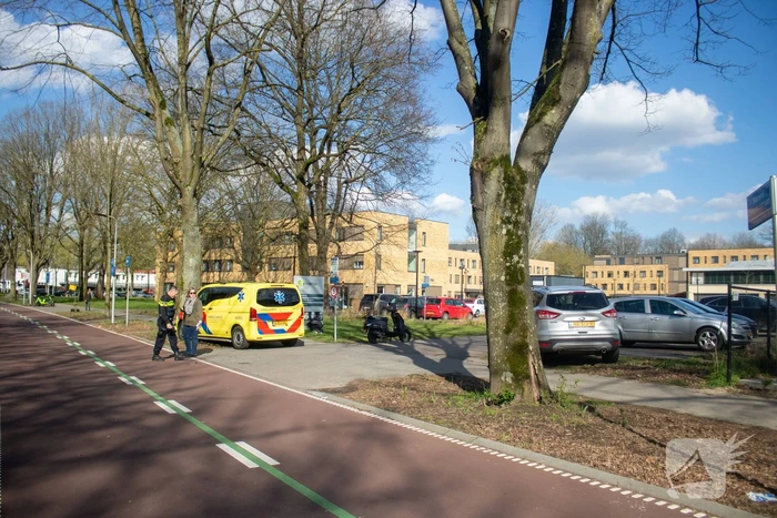Afslaande automobilist ziet scooterrijder over het hoofd