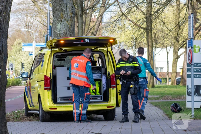 Afslaande automobilist ziet scooterrijder over het hoofd