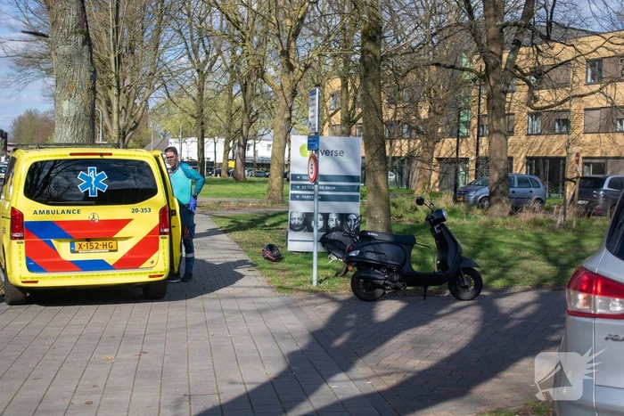 Afslaande automobilist ziet scooterrijder over het hoofd