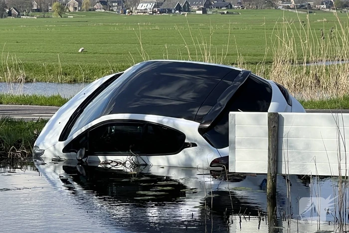 Automobilist verliest macht over stuur en belandt in sloot