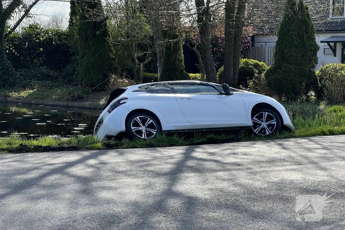 Automobilist verliest macht over stuur en belandt in sloot