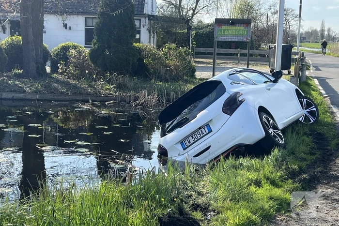 Automobilist verliest macht over stuur en belandt in sloot