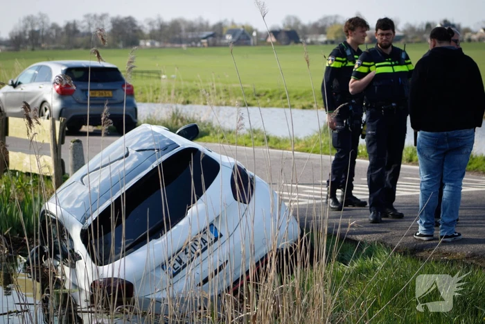 Automobilist verliest macht over stuur en belandt in sloot