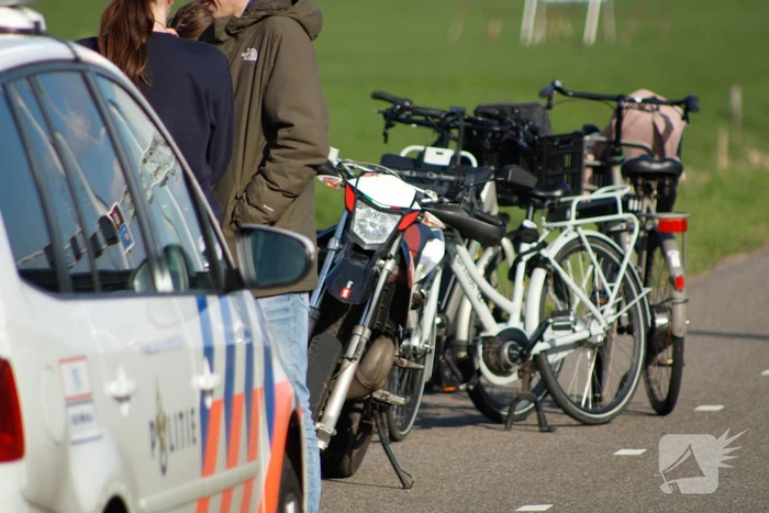 Meerdere fietsers onderuit na botsing met crossbrommer