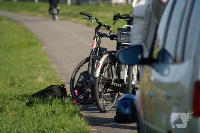 Meerdere fietsers onderuit na botsing met crossbrommer