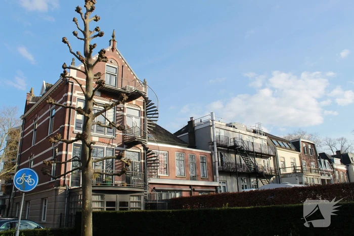 Hulpdiensten groots ingezet voor persoon op dak met verward gedrag