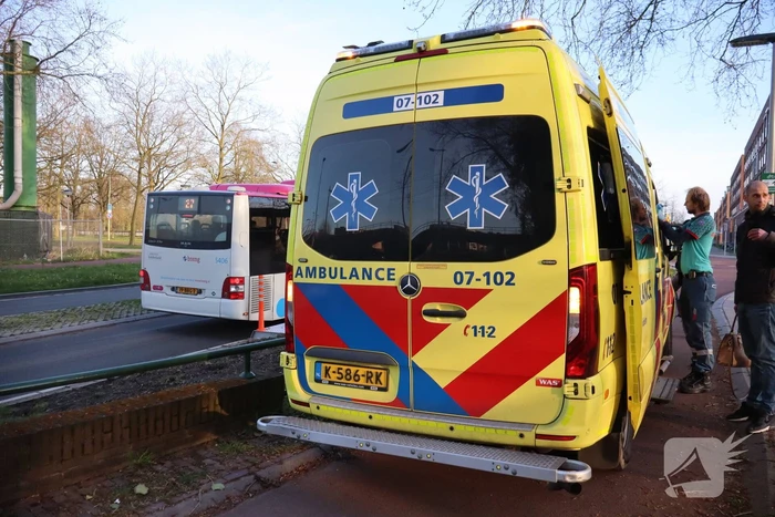 Scooterrijder onderuit na inhaalmanoeuvre