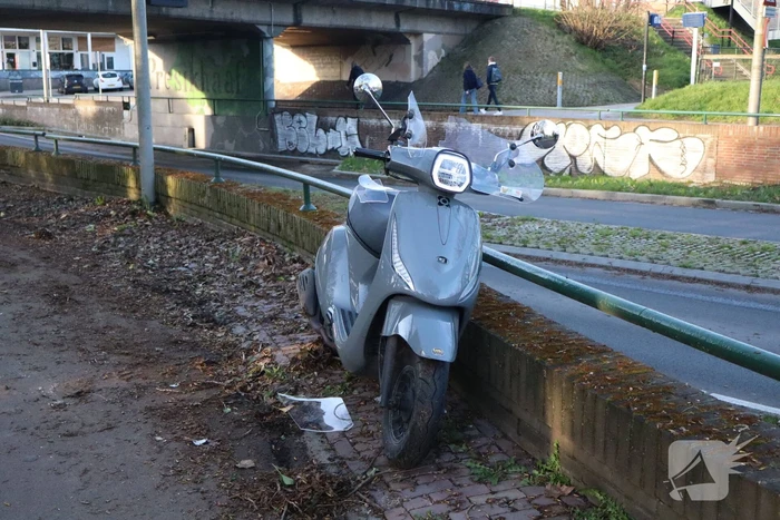 Scooterrijder onderuit na inhaalmanoeuvre