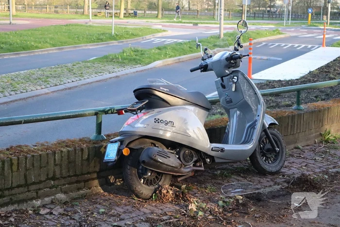Scooterrijder onderuit na inhaalmanoeuvre