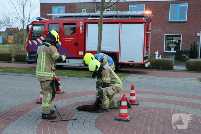 Brandweer doet onderzoek naar vreemde lucht in woning
