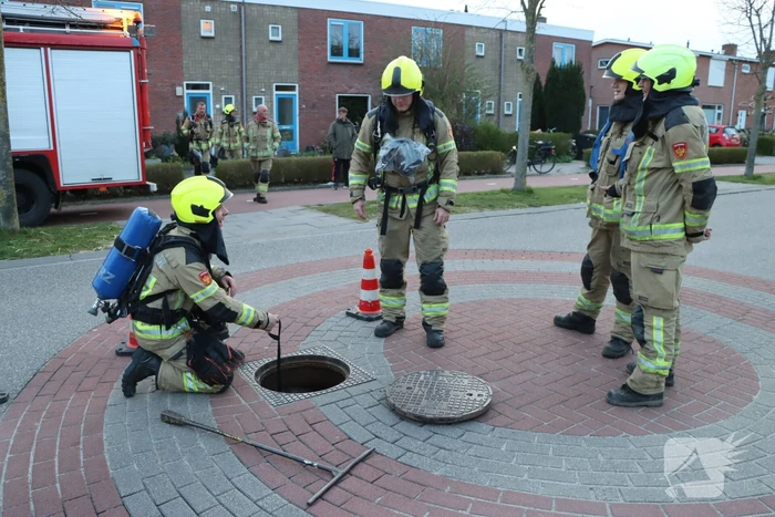 Brandweer doet onderzoek naar vreemde lucht in woning