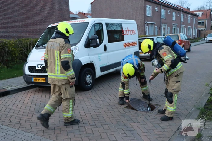 Brandweer doet onderzoek naar vreemde lucht in woning