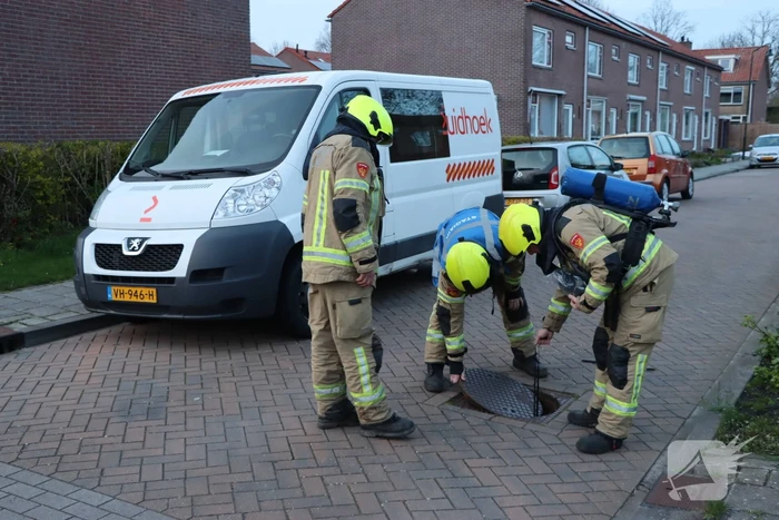 Brandweer doet onderzoek naar vreemde lucht in woning