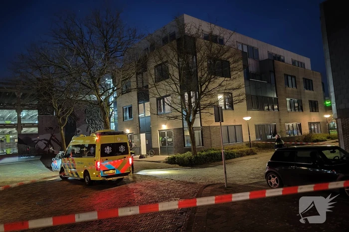 Persoon gewond na steekpartij in appartementencomplex
