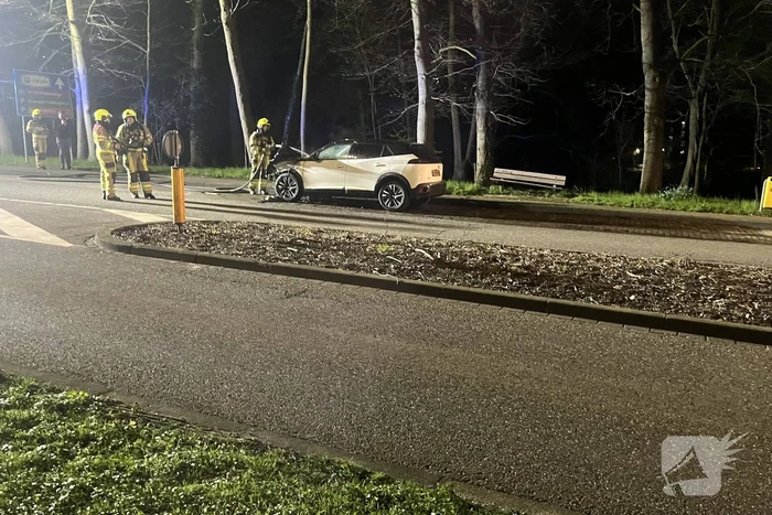 Auto zwaar beschadigd na brand